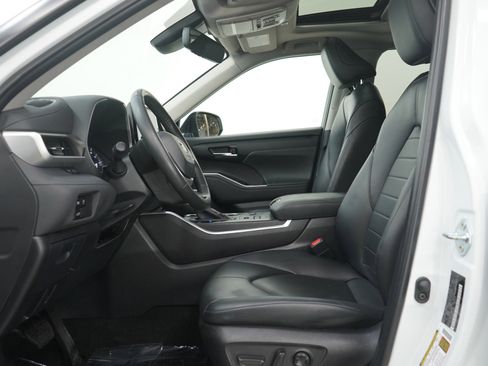 Used 2024 Toyota Highlander XLE image 25