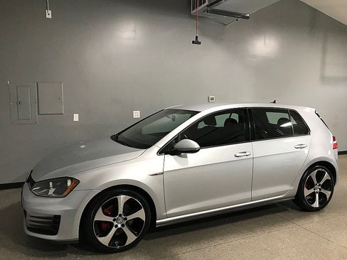 Used 2017 Volkswagen GTI SE image 7