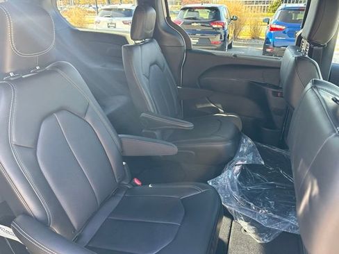 New 2026 Chrysler Pacifica Select AWD/4WD image 18