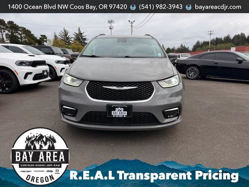 Used 2022 Chrysler Pacifica Touring-L FWD image 2
