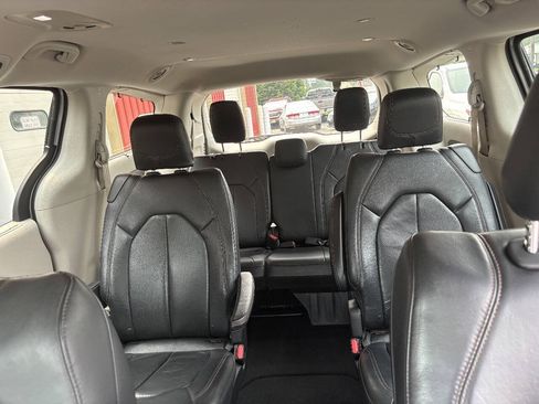 Used 2018 Chrysler Pacifica Touring-L FWD image 7