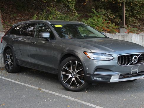 Used 2019 Volvo V90 T6 Cross Country w/ Advanced Package image 4