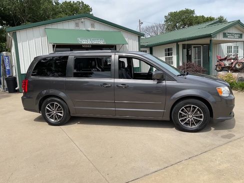 Used 2016 Dodge Grand Caravan SXT FWD image 2