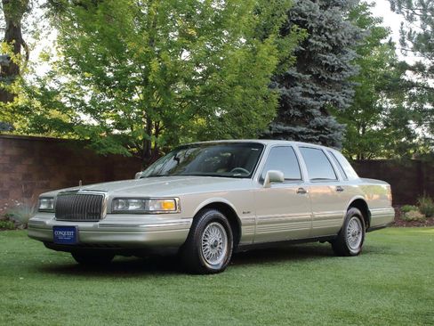 Used 1997 Lincoln Town Car Signature RWD image 11