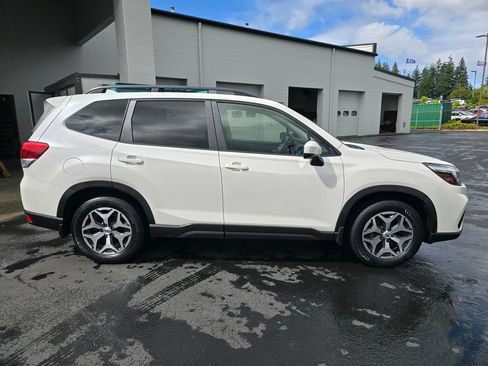 Used 2020 Subaru Forester Premium AWD/4WD image 3