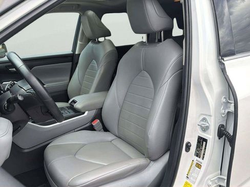 Used 2021 Toyota Highlander XLE AWD/4WD image 16