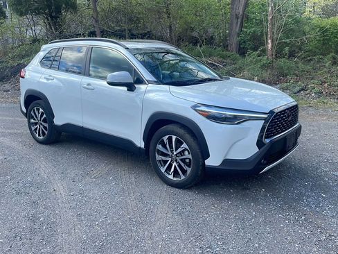 Used 2023 Toyota Corolla Cross XLE w/ Convenience Package image 11