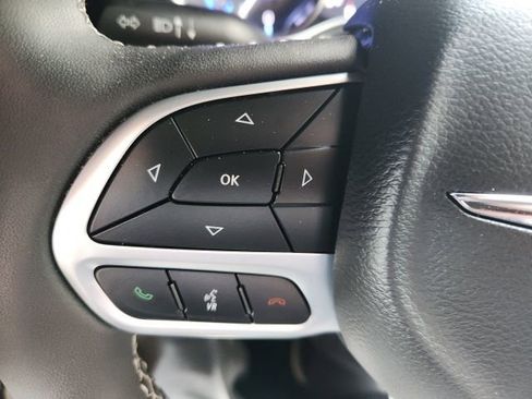 Used 2024 Chrysler Pacifica Touring-L image 12