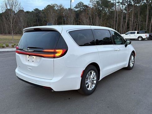 New 2026 Chrysler Pacifica Select image 10