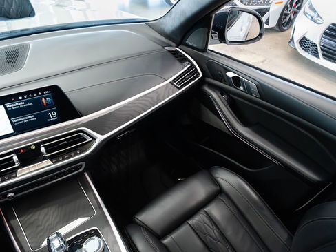 Used 2022 BMW X7 M50i image 11