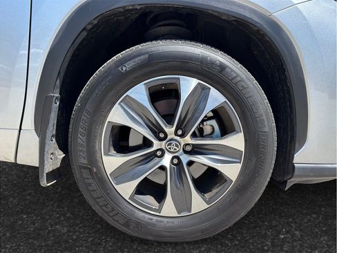 Used 2021 Toyota Highlander XLE AWD/4WD image 13