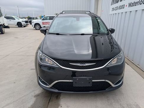 Used 2018 Chrysler Pacifica Touring-L Plus w/ Tire & Wheel Group FWD image 22