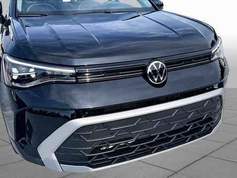 Used 2025 Volkswagen Taos SE w/ Panoramic Sunroof Package FWD image 29