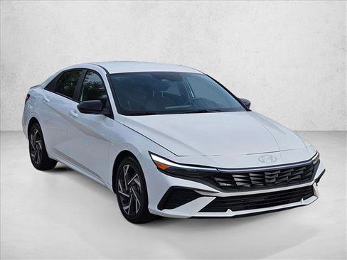 Used 2025 Hyundai Elantra Sport image 3