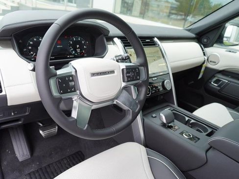 New 2024 Land Rover Discovery Metropolitan Edition image 12