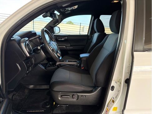 Used 2020 Toyota Tacoma TRD Off-Road image 10