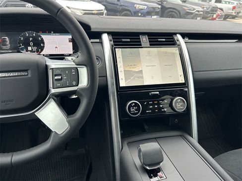 Used 2025 Land Rover Discovery S image 19