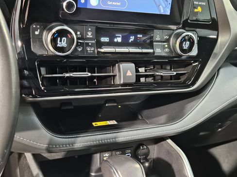 Used 2023 Toyota Highlander XLE AWD/4WD image 32