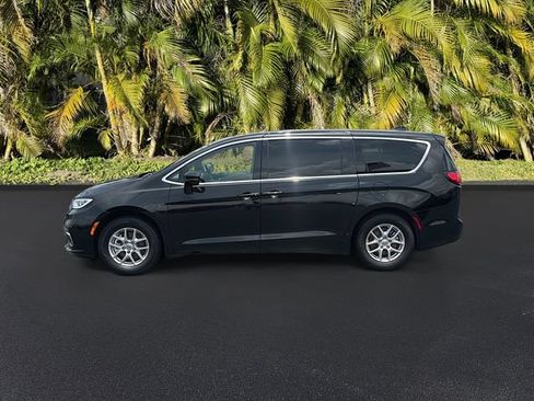 Used 2025 Chrysler Pacifica Select FWD image 9