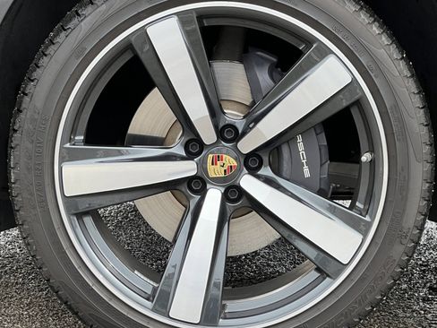 Certified 2025 Porsche Macan image 12