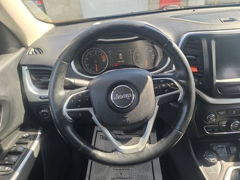 Used 2018 Jeep Cherokee Latitude Plus w/ Cold Weather Group AWD/4WD image 16