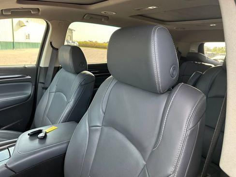 Used 2018 Buick Enclave Premium w/ Experience Buick Package AWD/4WD image 3