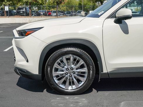 Certified 2024 Toyota Grand Highlander AWD image 11