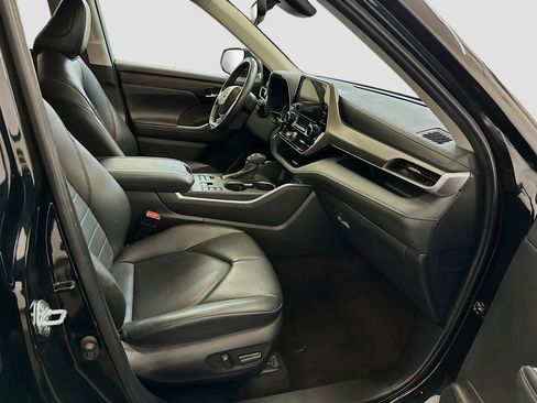 Used 2024 Toyota Highlander XLE image 35
