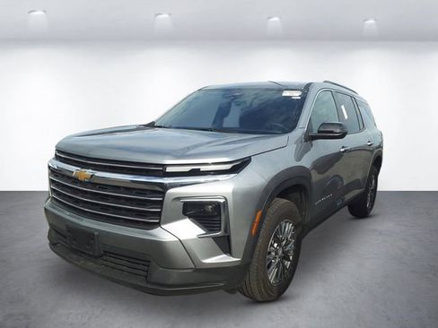 Certified 2025 Chevrolet Traverse LT image 1