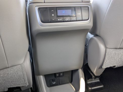 Used 2018 Toyota Highlander XLE image 24