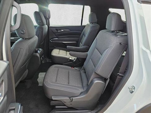 Used 2025 Chevrolet Traverse LT FWD image 15
