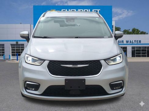Used 2023 Chrysler Pacifica Touring-L FWD image 9