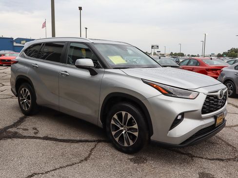 Used 2024 Toyota Highlander XLE image 3