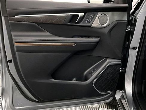 Used 2025 Buick Enclave Avenir w/ Super Cruise Package image 19