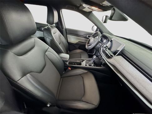 Used 2025 Jeep Compass Latitude image 18