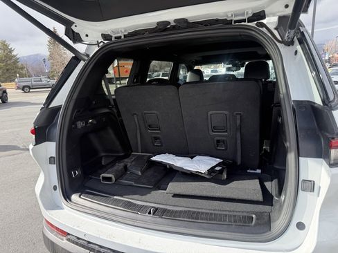 Used 2023 Jeep Grand Cherokee L Laredo image 9