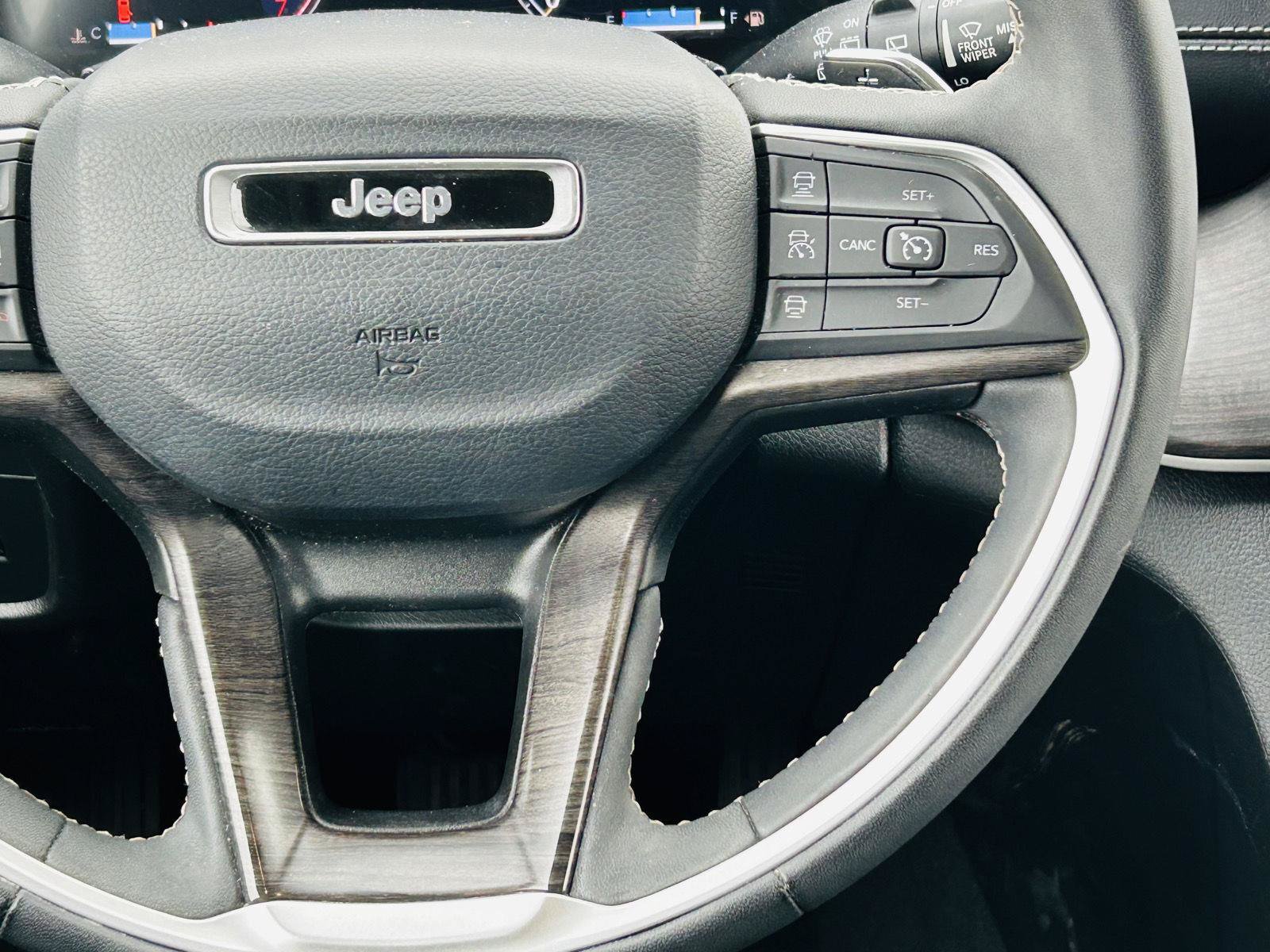Used 2023 Jeep Grand Cherokee L Limited w/ Luxury Tech Group II AWD/4WD image 21