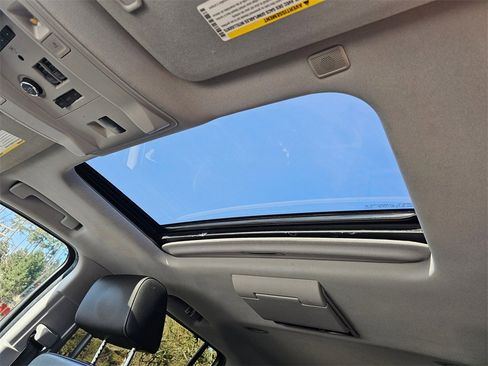 Used 2018 Chevrolet Suburban LT image 26