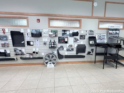 Used 2020 GMC Canyon SLE w/ Driver Alert Package image 13