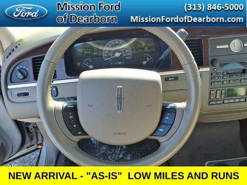 Used 2005 Lincoln Town Car Signature image 14