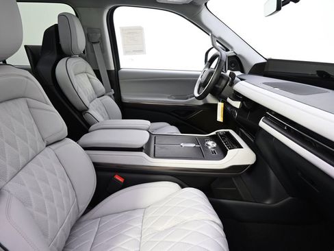 New 2026 Lincoln Navigator Black Label AWD/4WD image 16