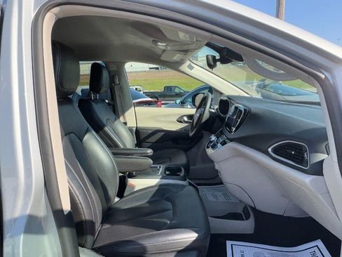 Used 2024 Chrysler Pacifica Touring-L FWD image 19