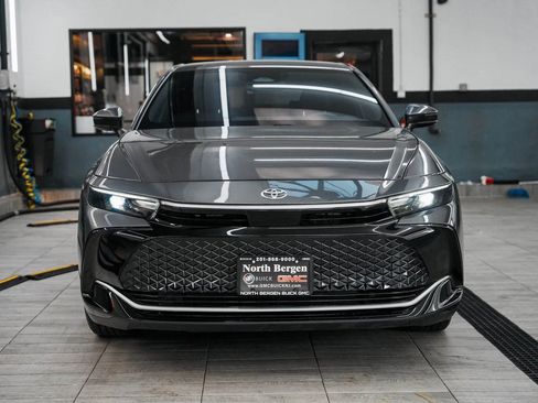 Used 2023 Toyota Crown XLE image 2