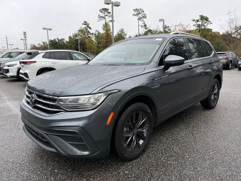 Used 2023 Volkswagen Tiguan SE image 1