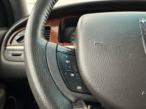 Used 2007 Lincoln Town Car Signature RWD image 17