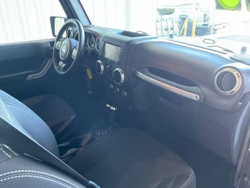 Used 2016 Jeep Wrangler Unlimited Sahara w/ Dual Top Group AWD/4WD image 19