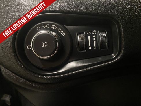 Used 2016 Jeep Renegade Latitude AWD/4WD image 30