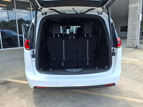 New 2027 Chrysler Pacifica Select FWD image 17