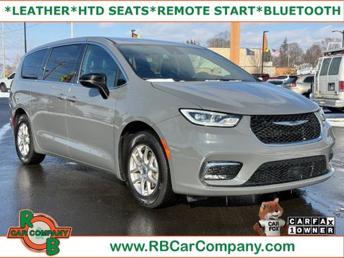 Used 2025 Chrysler Pacifica Select image 1