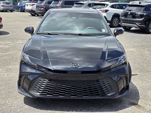 Used 2025 Toyota Camry SE FWD image 3